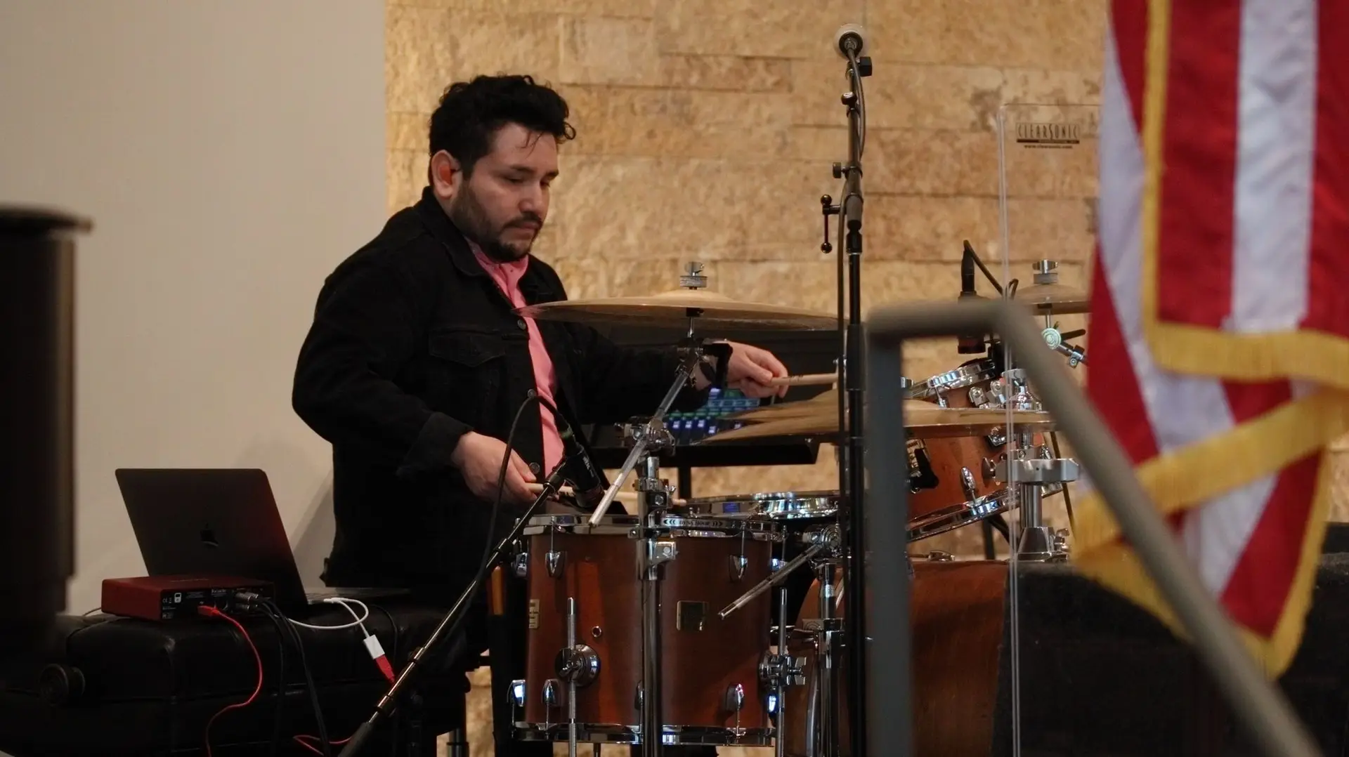 Equipo de adoración tocando en servicio | Iglesia Roca Eterna - Conócenos