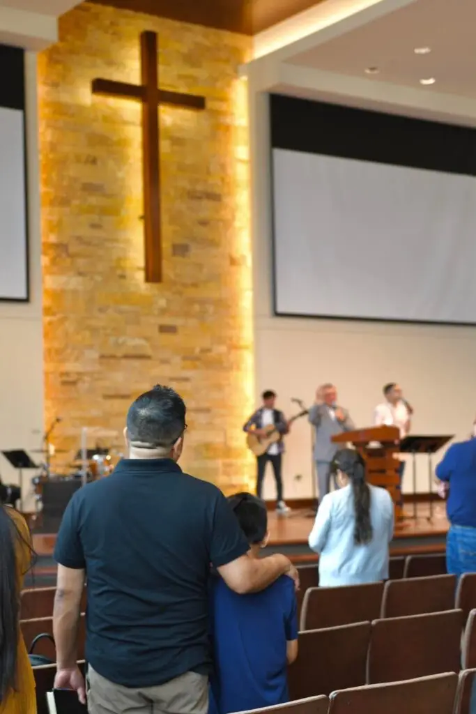 Padre de familia e hijo adorando | Iglesia Roca Eterna - Conócenos