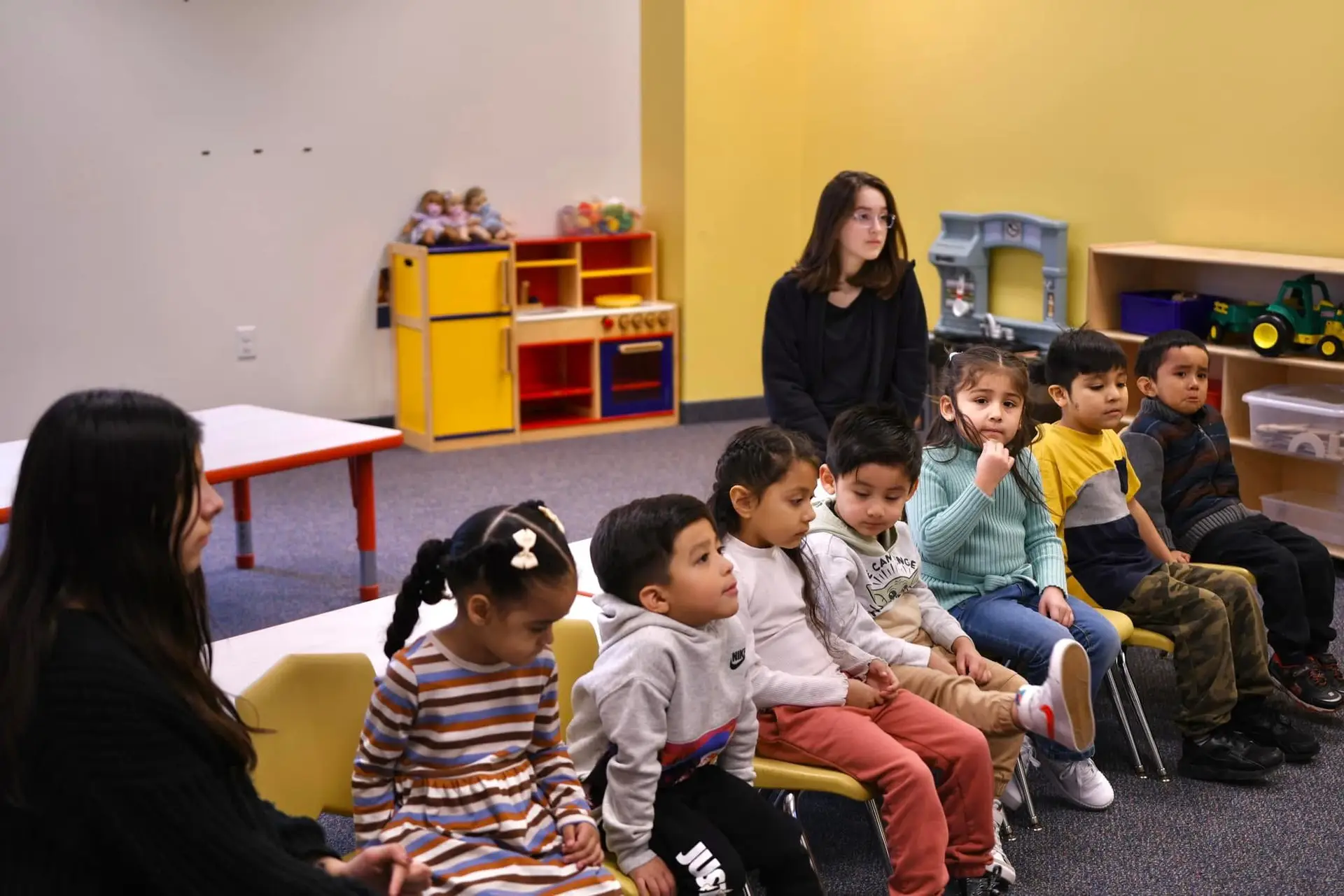 Niños estudiando en la escuela dominical | Iglesia Roca Eterna - Conócenos