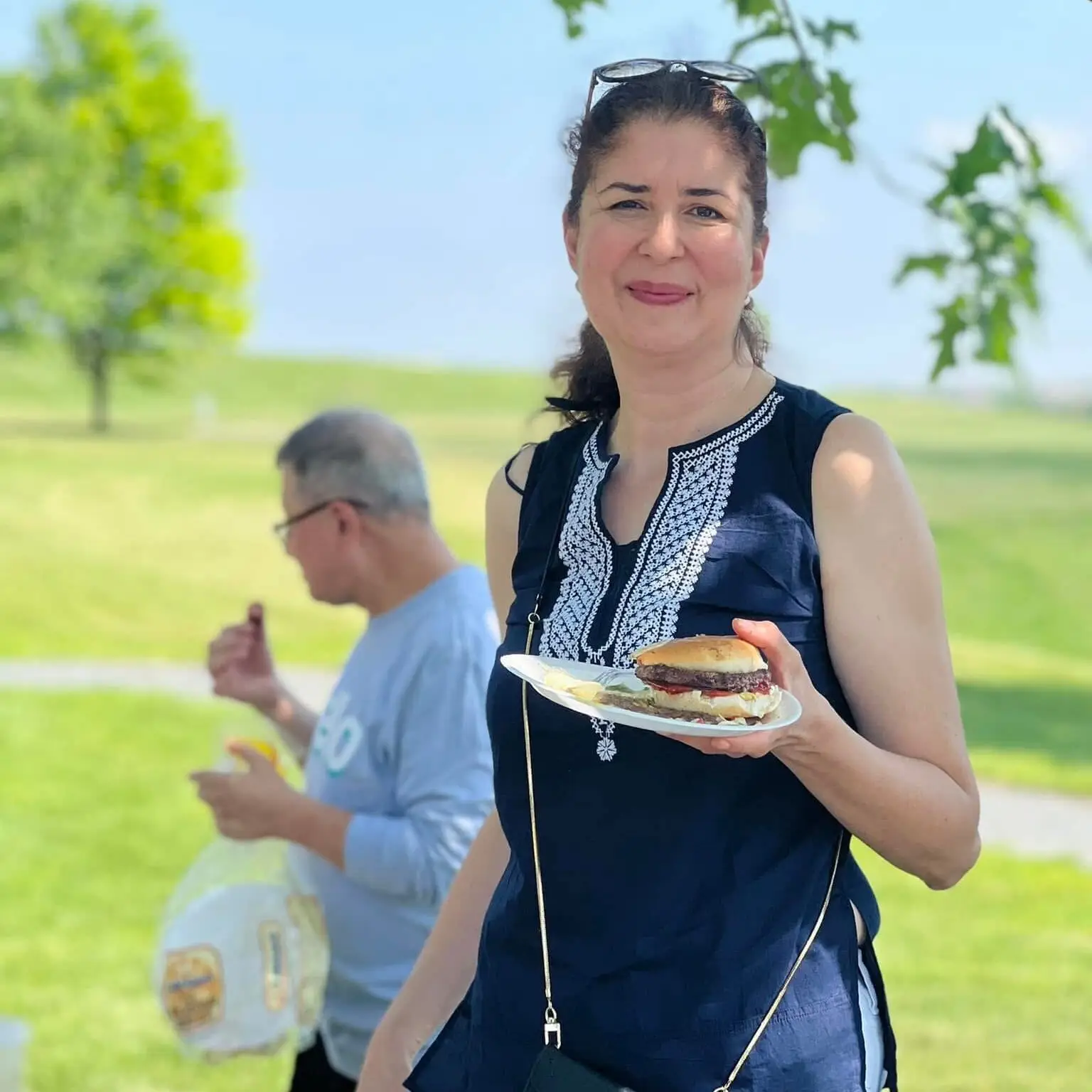 Cristianos disfrutando comida en un potluck | Iglesia Roca Eterna - Eventos