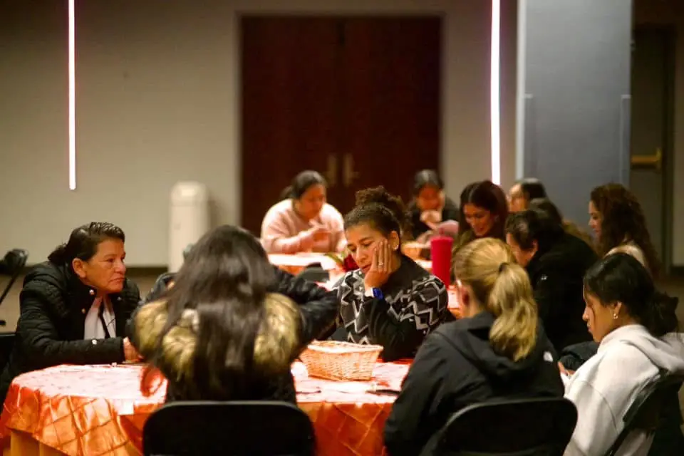 Mujeres estudiando en clase bíblica | Iglesia Roca Eterna - Eventos